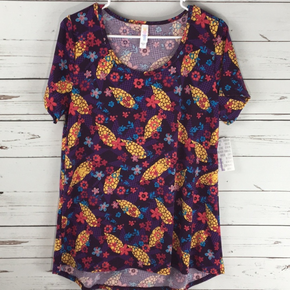 BNWT L LuLaRoe Classic T